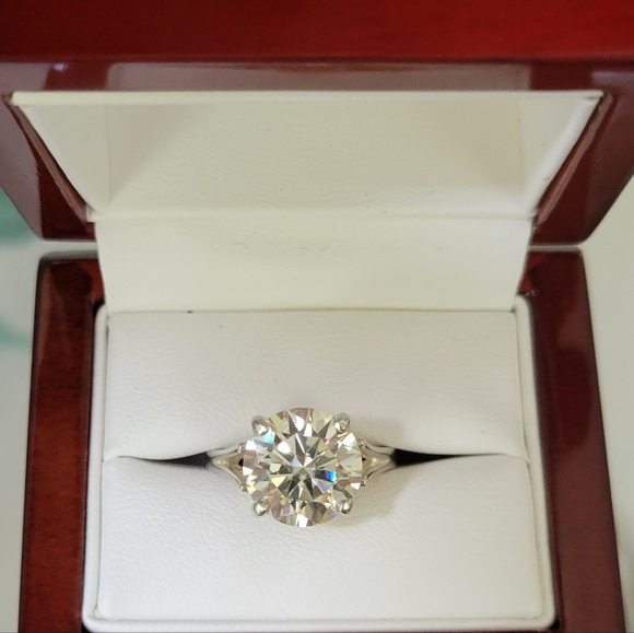 Jewelry - New 5ct Beautiful Moissanite Ring, Size 7